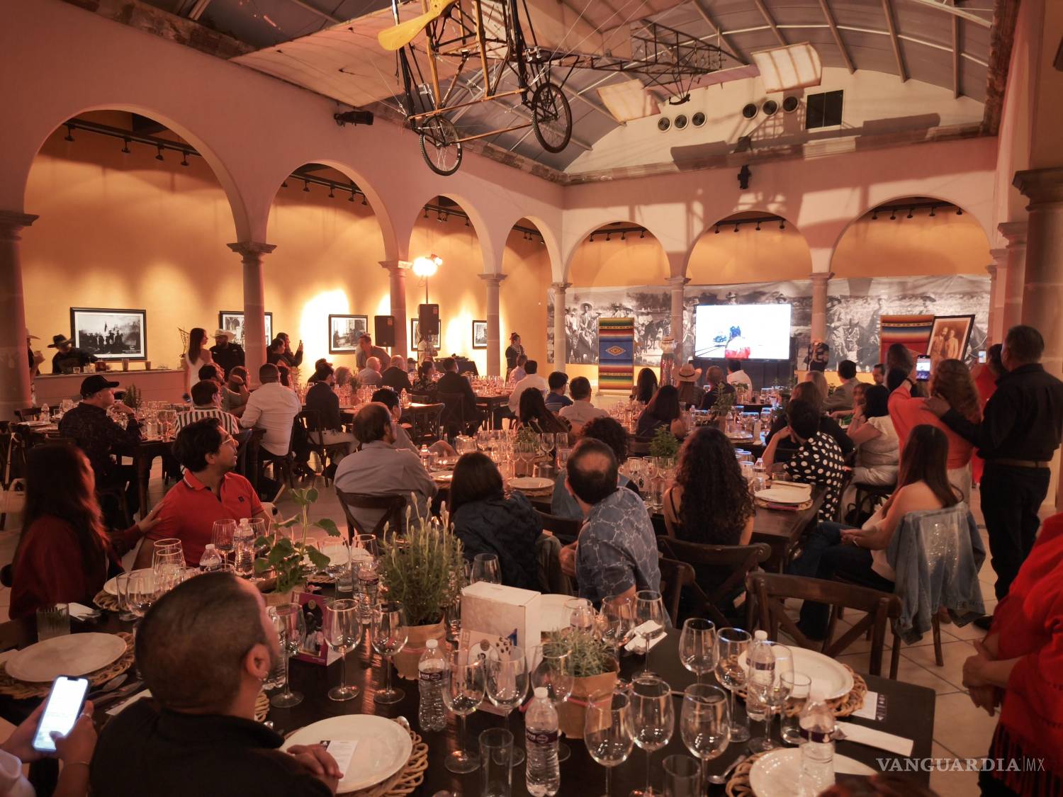 $!Los asistentes vivieron una actividad especial en el museo antes de probar las delicias que llegaron a sus mesas.