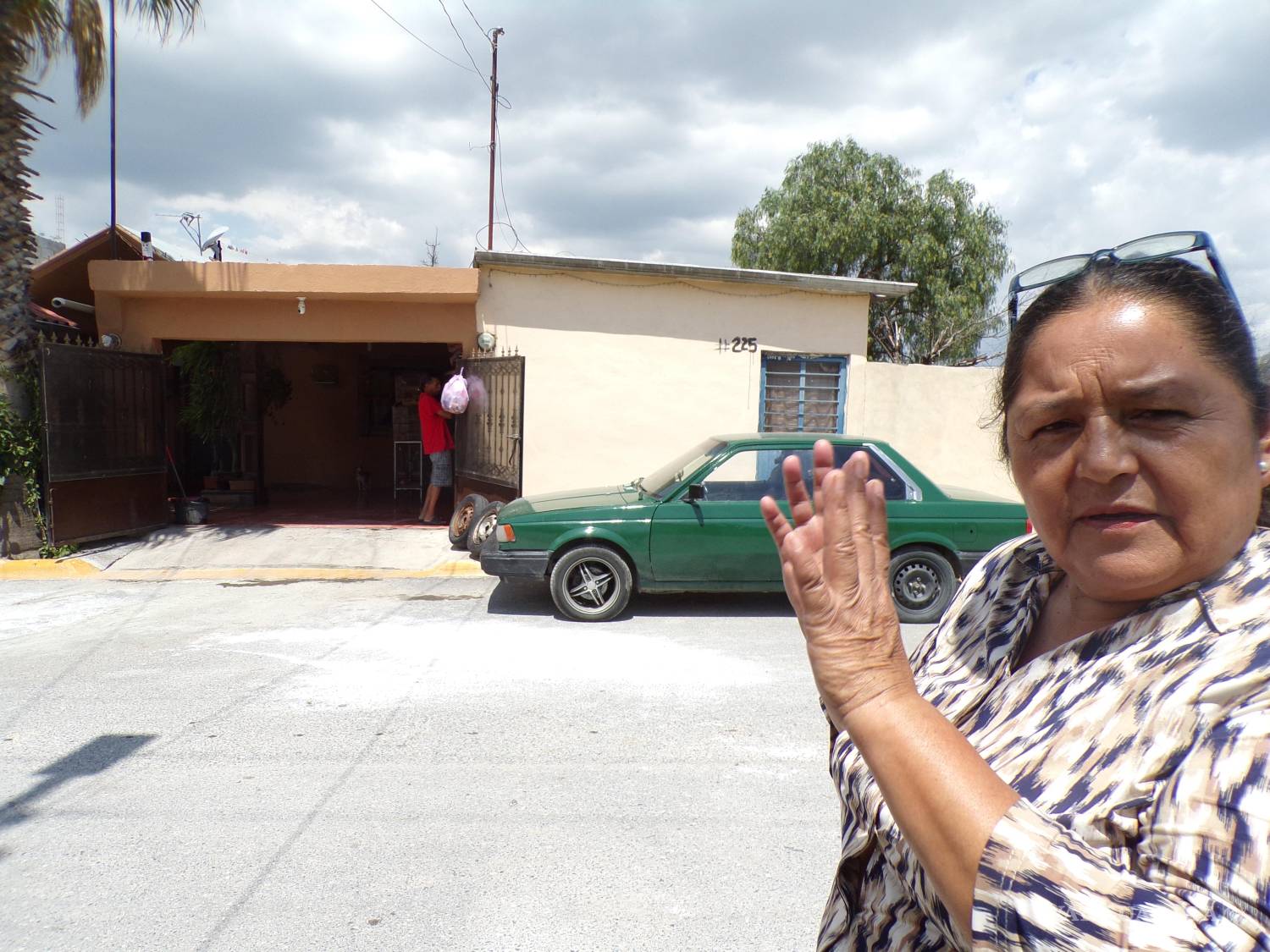 $!Vecinos ayudaron con cubetas a Rosario y su esposo para sacar el agua de su casa durante las inundaciones.