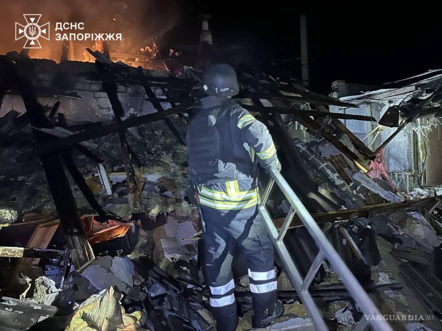 $!Un bombero trabaja entre los restos de un edificio destruido en Kiev el jueves, tras los mortíferos ataques con misiles y drones que mataron a al menos 18 personas.