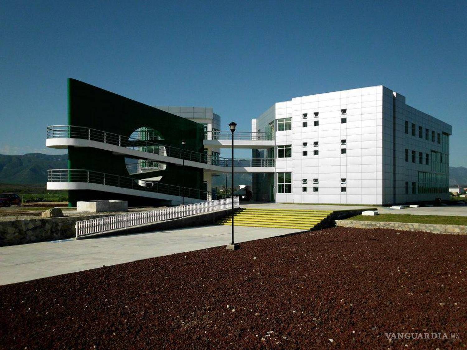 $!Así se verían las instalaciones terminadas, con grava, cesped, luminarias y pavimiento.