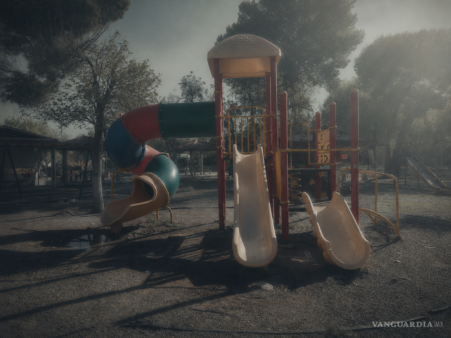 $!Los juegos siguen ahí, pero sin gritos ni carreras se vuelven otra cosa: una arquitectura esperando cuerpos pequeños. Si juegan con ellos, es decir, si los juegos son usados por las infancias... ¿es como si los oartefactos inertes los estuvieran consumiedo?, ¿han cobrado alguna vida?