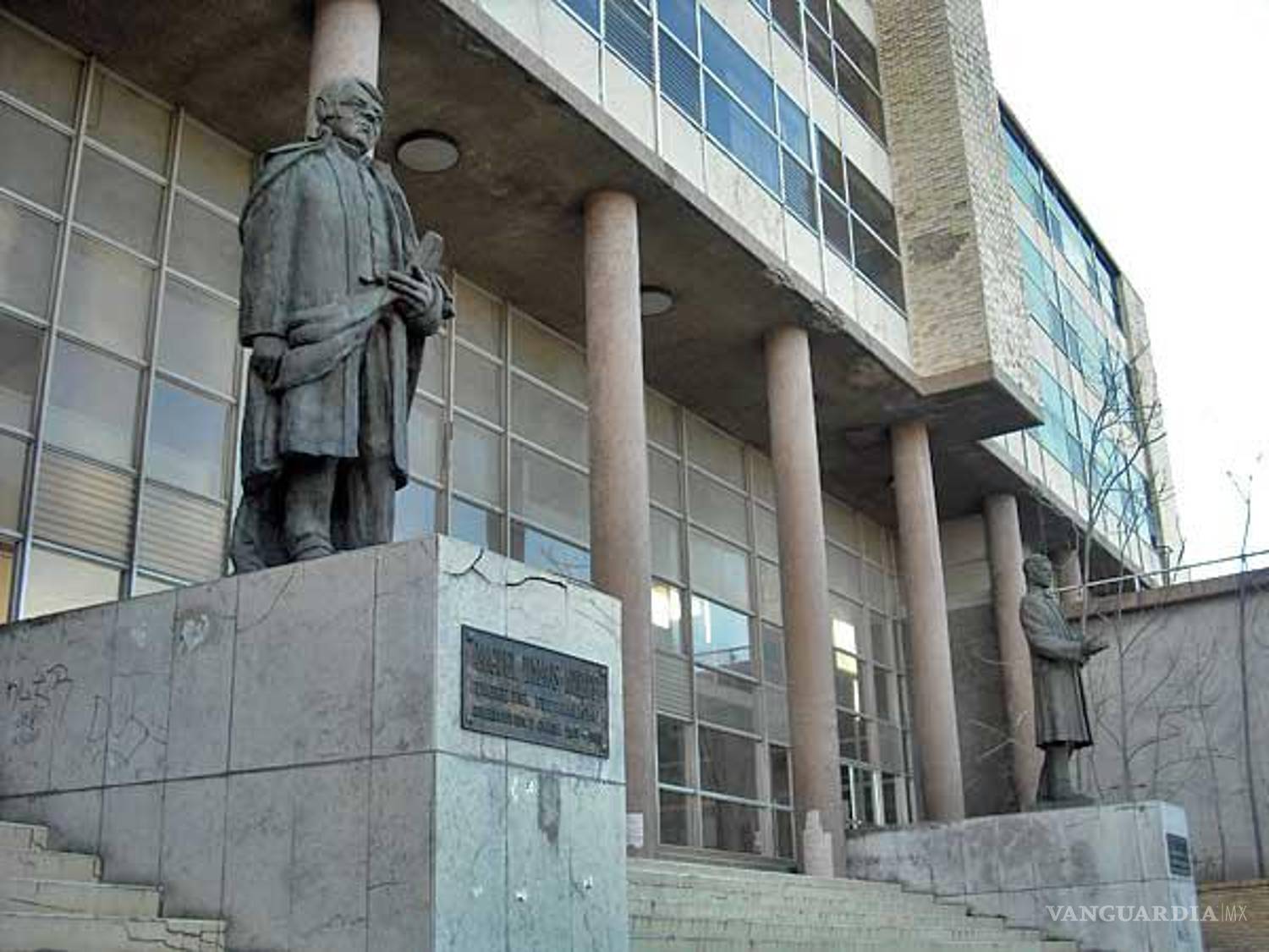 $!El par de estatuas que flanqueaban la entrada al edificio son inolvidables.