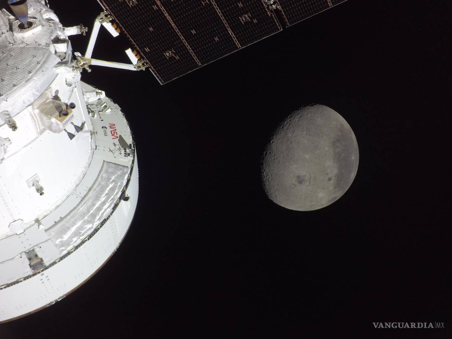 $!La nave espacial Orión se ve en primer plano, iluminada por el Sol. Al fondo, se aprecia una Luna gibosa creciente.
