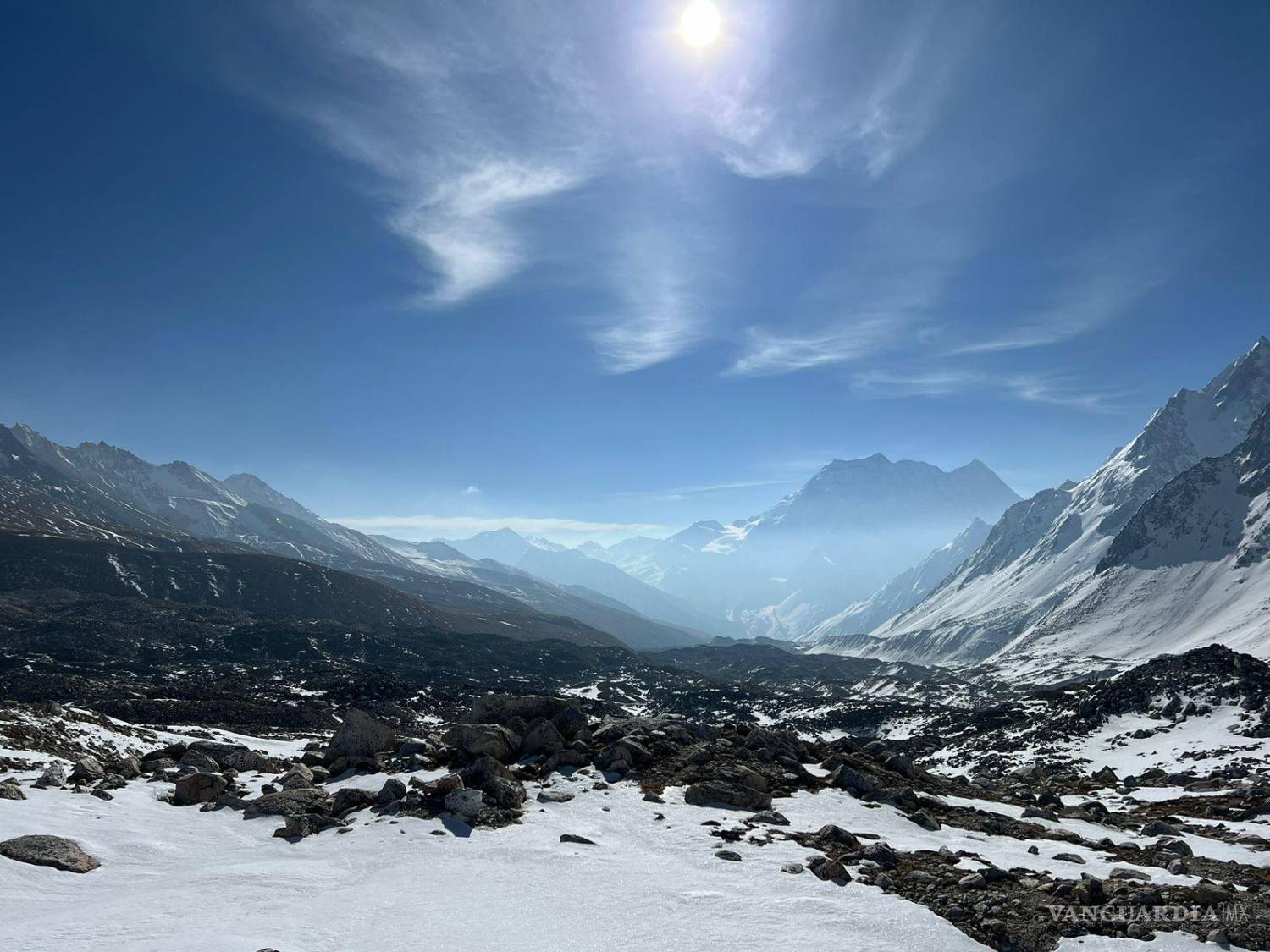 $!Al llegar a la cima del Everest, Karla fue recibida con un abrazo por un compañero de equipo, subrayando la importancia del trabajo en equipo. Este gesto simbólico inspiró su misión de compartir y usar sus logros para inspirar a otros, destacando el valor del compañerismo en cada desafío.