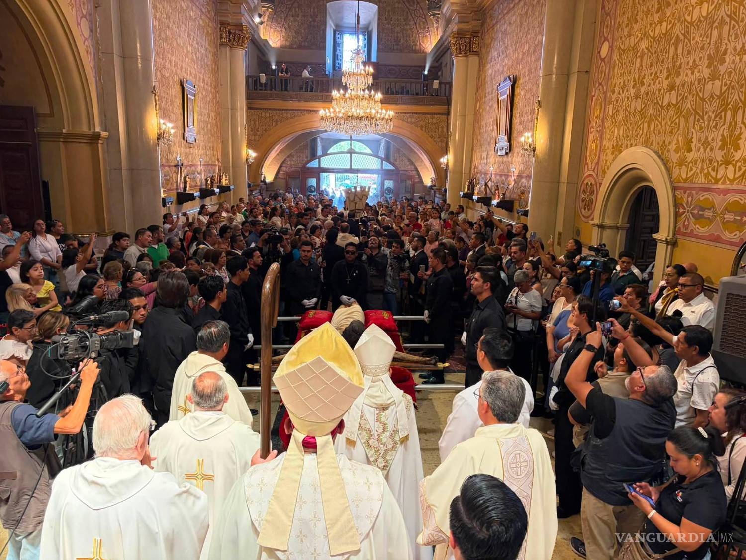 $!Cientos de creyentes acudieron a la Catedral de Santiago para presenciar el tradicional descenso del Santo Cristo de la Capilla y participar en su veneración.