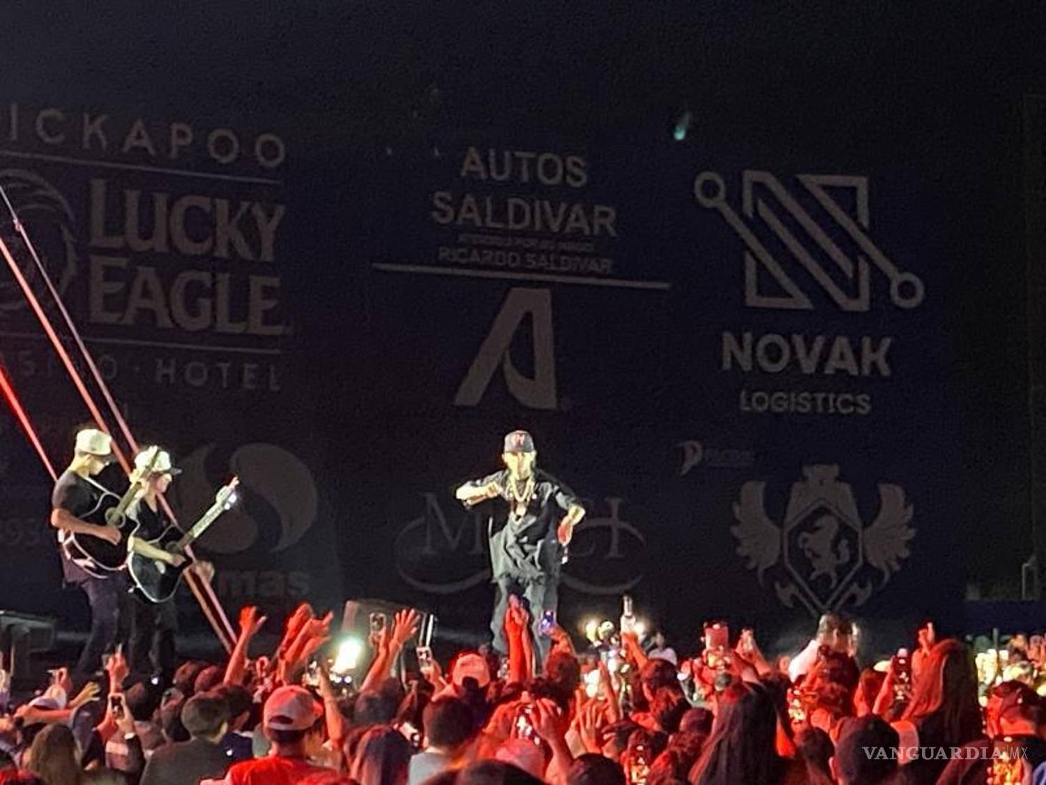$!El exponente de los corridos tumbados regresó a Saltillo aunque salió a actuar hasta la medianoche del día.