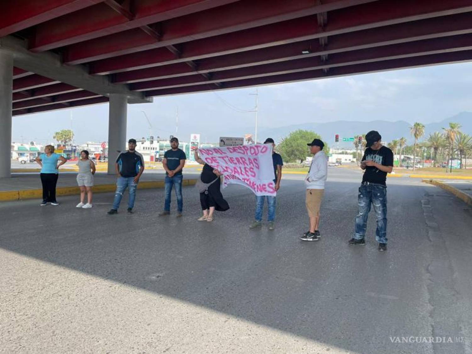 $!Manifestantes bloquearon el Periférico LEA frente a la Comandancia Municipal para exigir la liberación de vecinos detenidos durante operativos en Postal Cerritos.