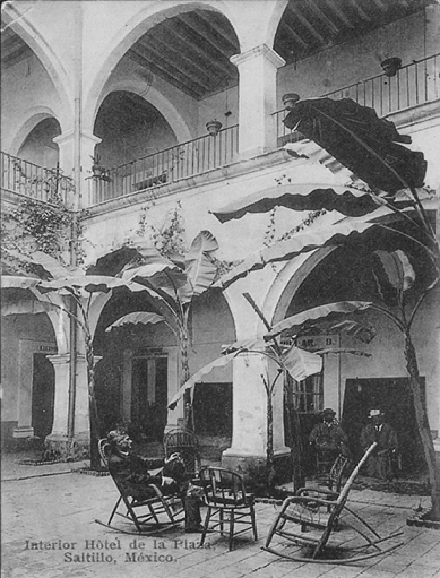 $!Patio del Hotel de la Plaza, hoy Escuela de Ciencias Sociales Saltillo, Coahuila. Circa 1905