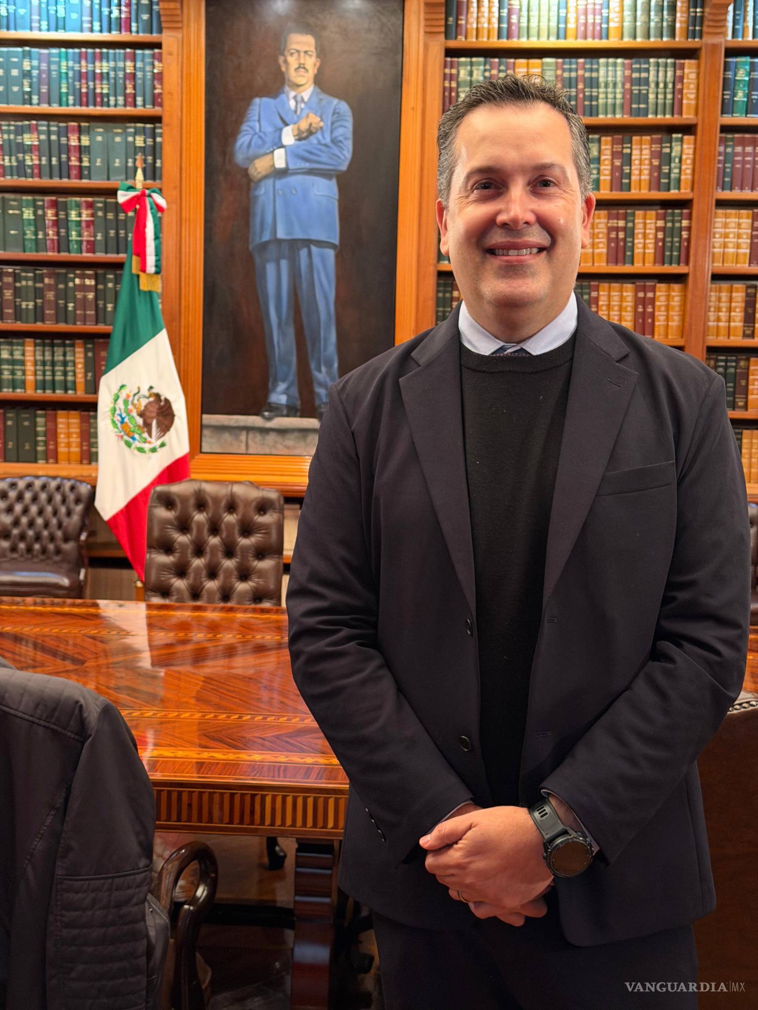 $!Armando Castilla, Director de Vanguardia, posa durante una de las dos reuniones con autoridades del Gobierno de México.