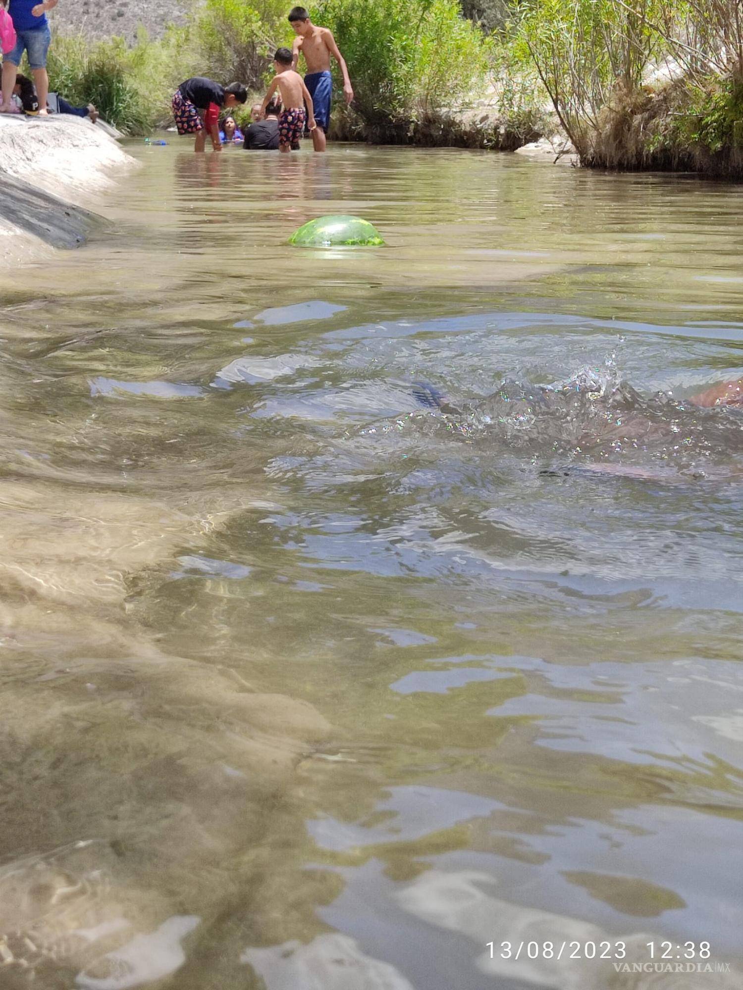 $!Los fines de semana la acequia es frecuentada por familias.