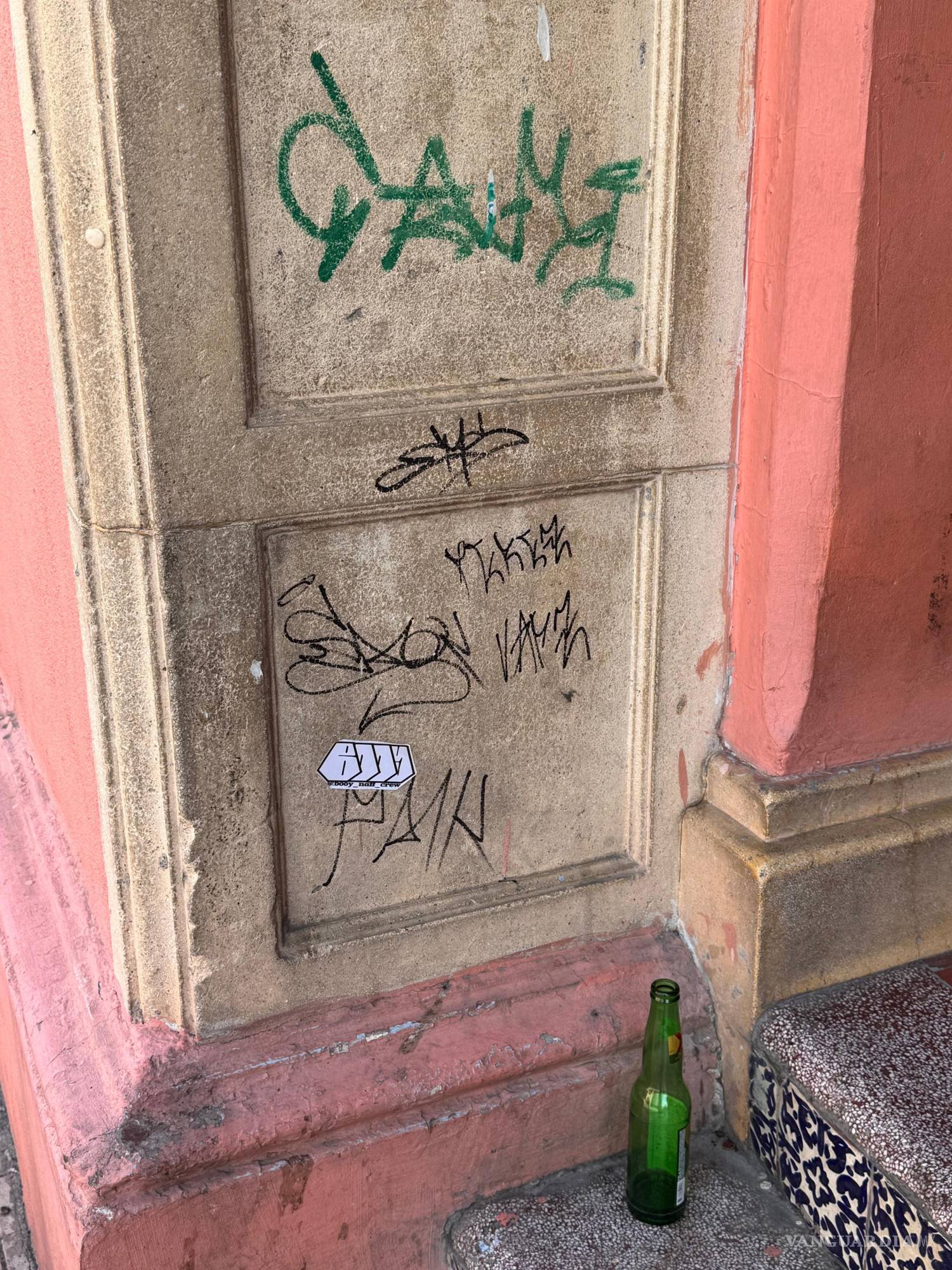 $!El rostro de la calle ha cambiado: grafitis, ruido, y la prisa como paisaje.