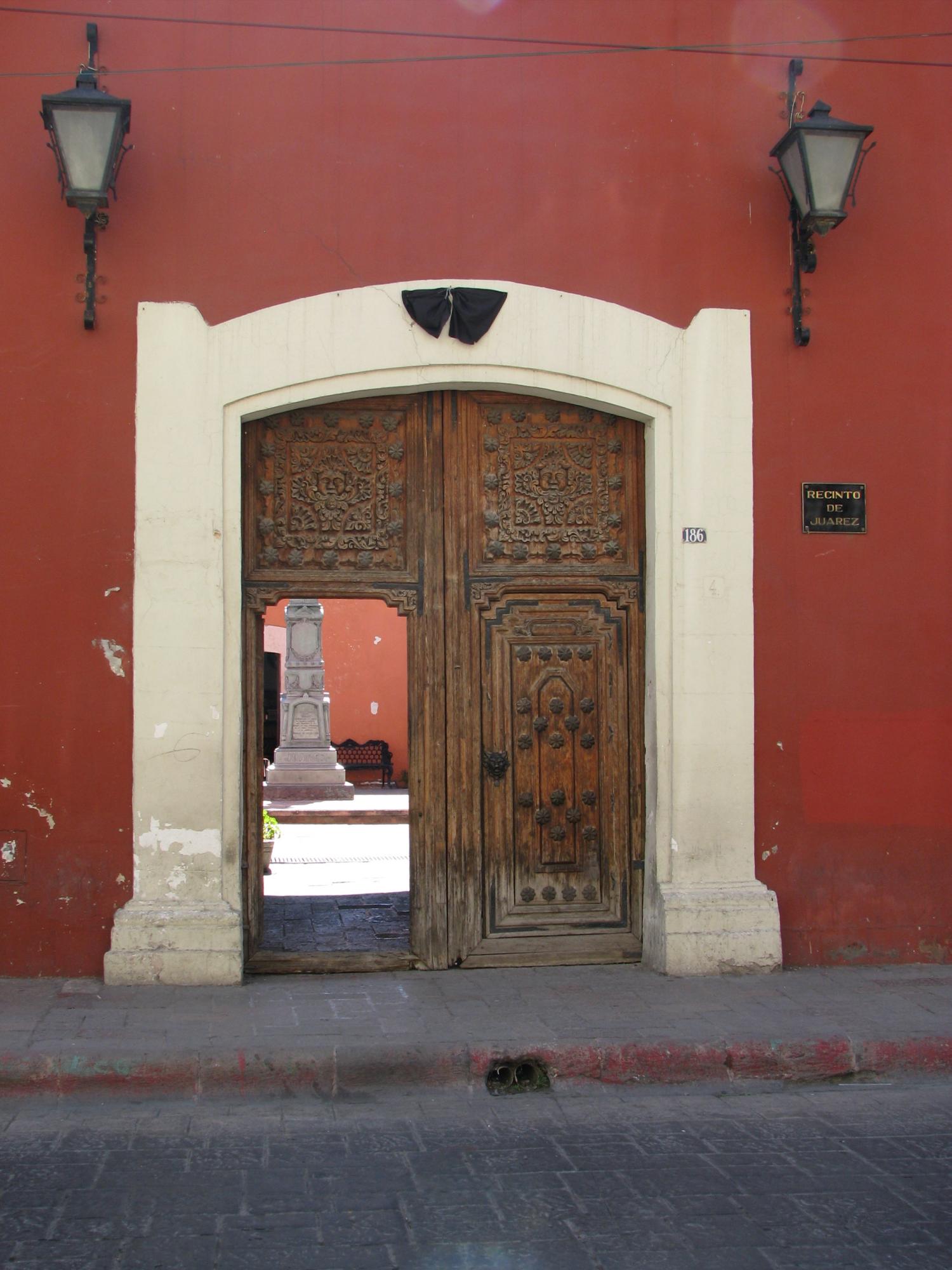 $!Puerta del Recinto de Juárez, la entrada a un espacio que le rinde culto a este personaje histórico de nuestro país.