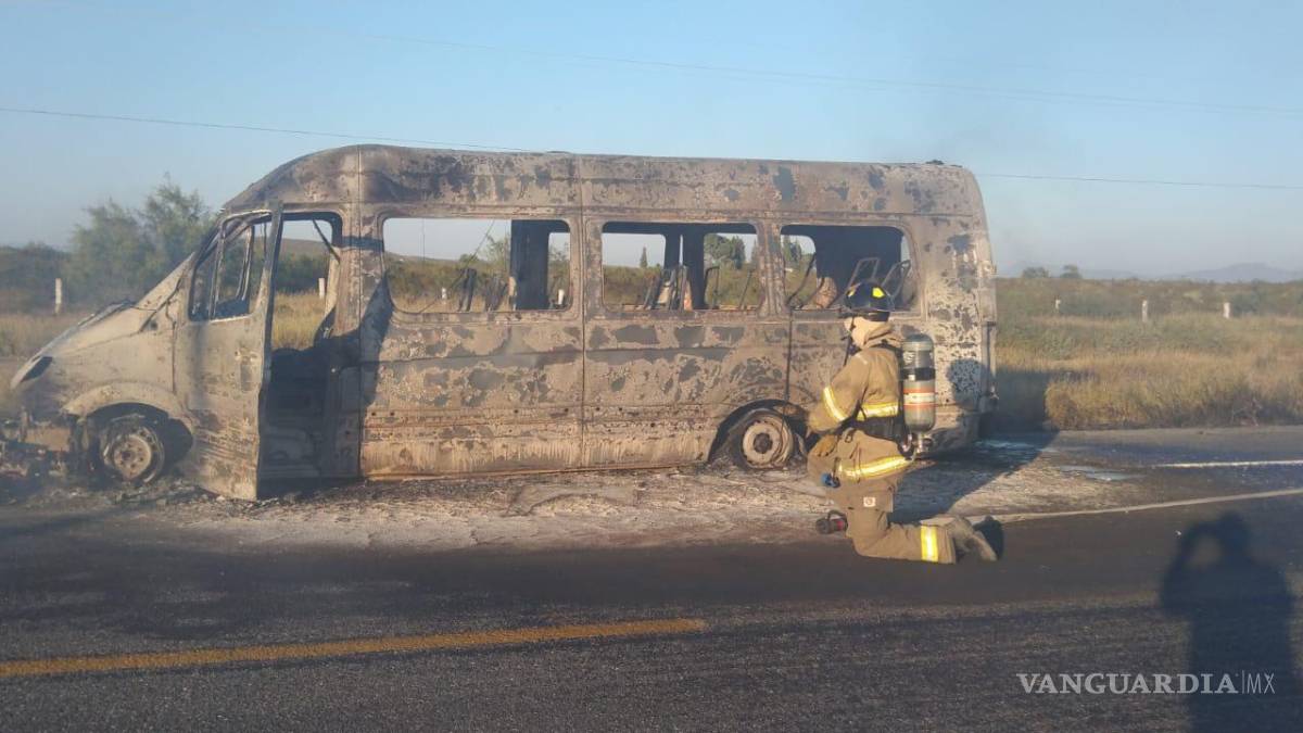 Vagoneta se incendia en la carretera Saltillo-Monclova