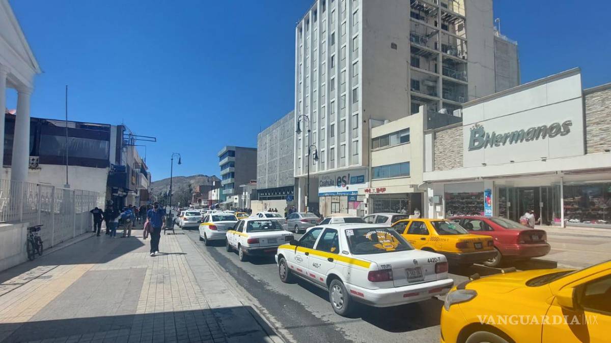 Taxistas cierran calle de Victoria pleno centro de Saltillo; exigen cambios en protocolos del 911 para urgencias viales