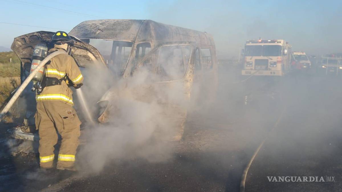 Vagoneta se incendia en la carretera Saltillo-Monclova