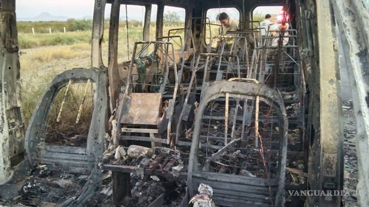 Vagoneta se incendia en la carretera Saltillo-Monclova