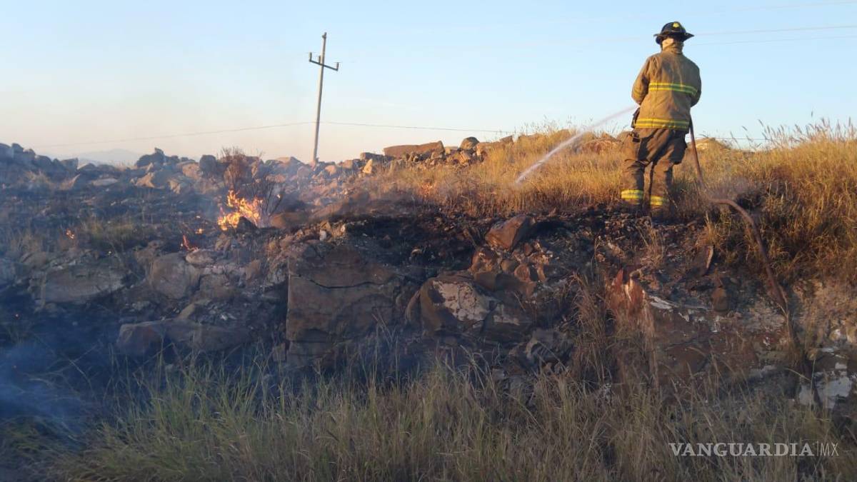 Vagoneta se incendia en la carretera Saltillo-Monclova
