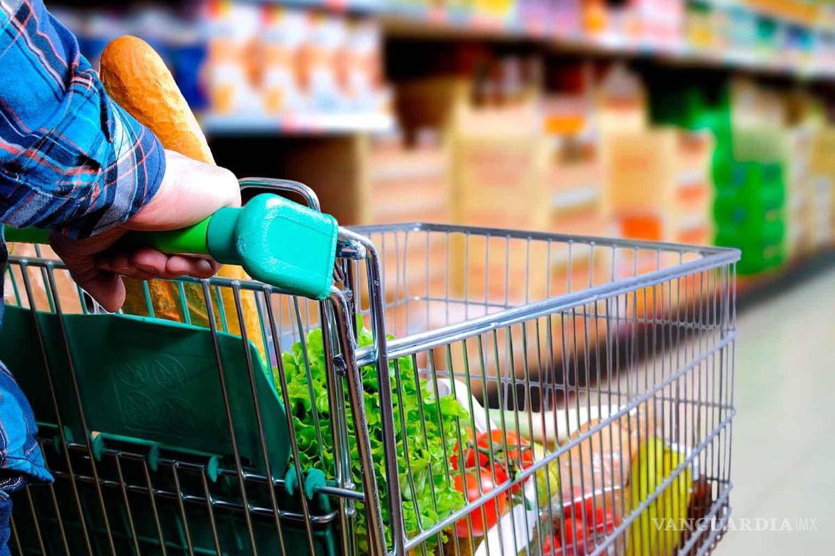 Aún con el aumento del salario mínimo, para mexicanos no es posible comprar la canasta básica