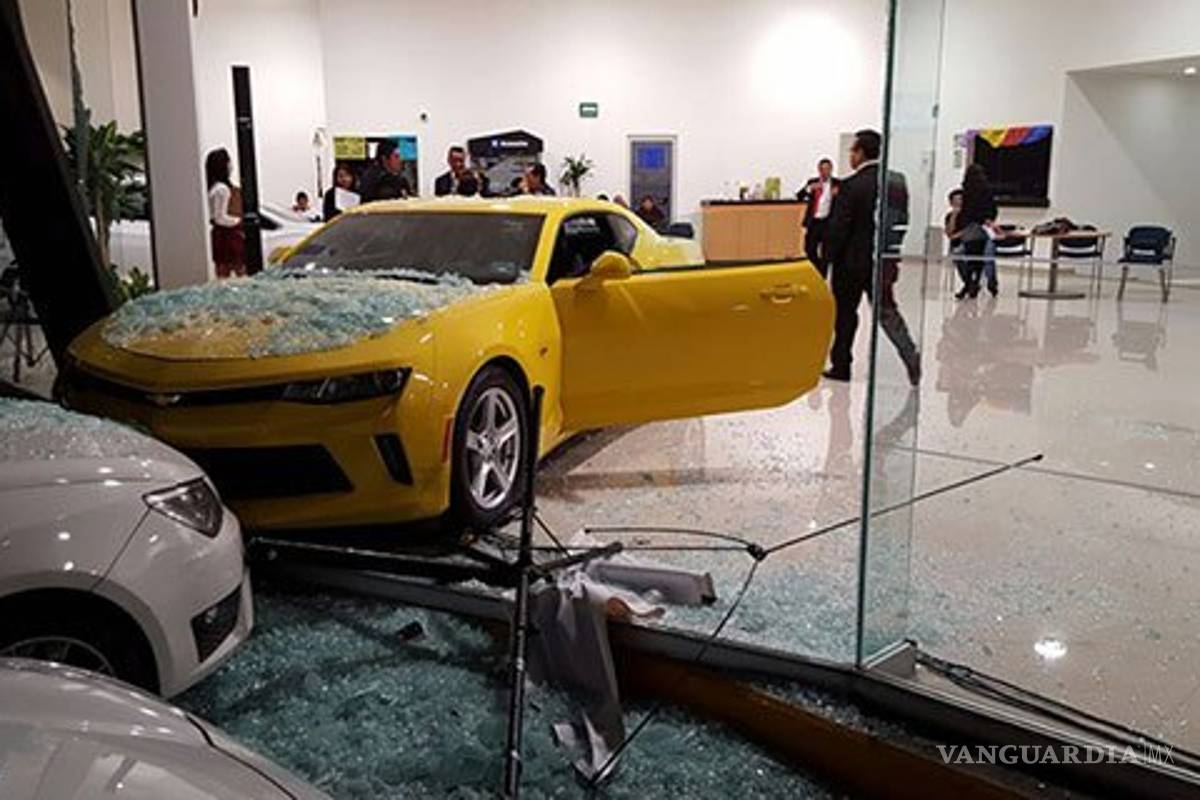 Niño enciende un Camaro 2017 y lo choca dentro de la agencia