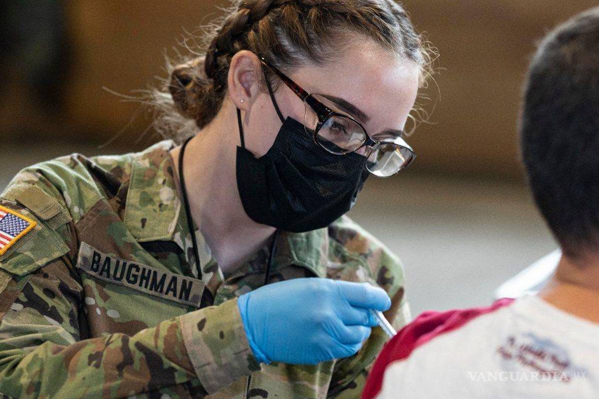 Ejército de EU releva a seis comandantes que se negaron a ser vacunados contra COVID-19