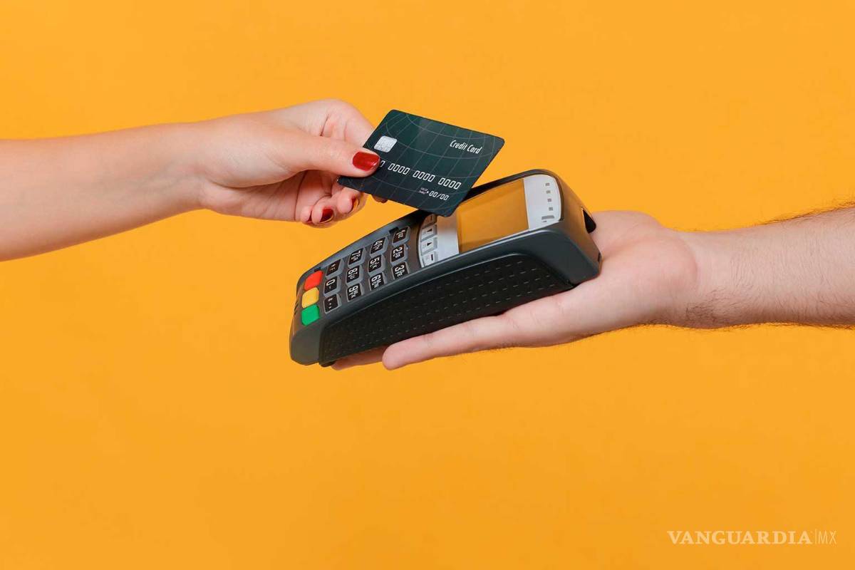 Es legal o no el cargo extra por pagar con tarjeta, lo que dice la Condusef