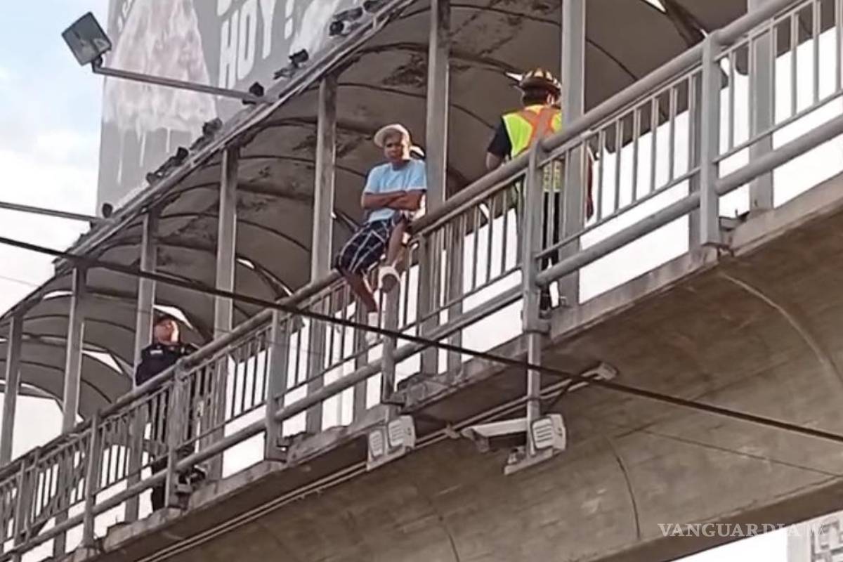 Saltillo: Bomberos salvan a hombre que amenazaba con lanzarse de puente peatonal