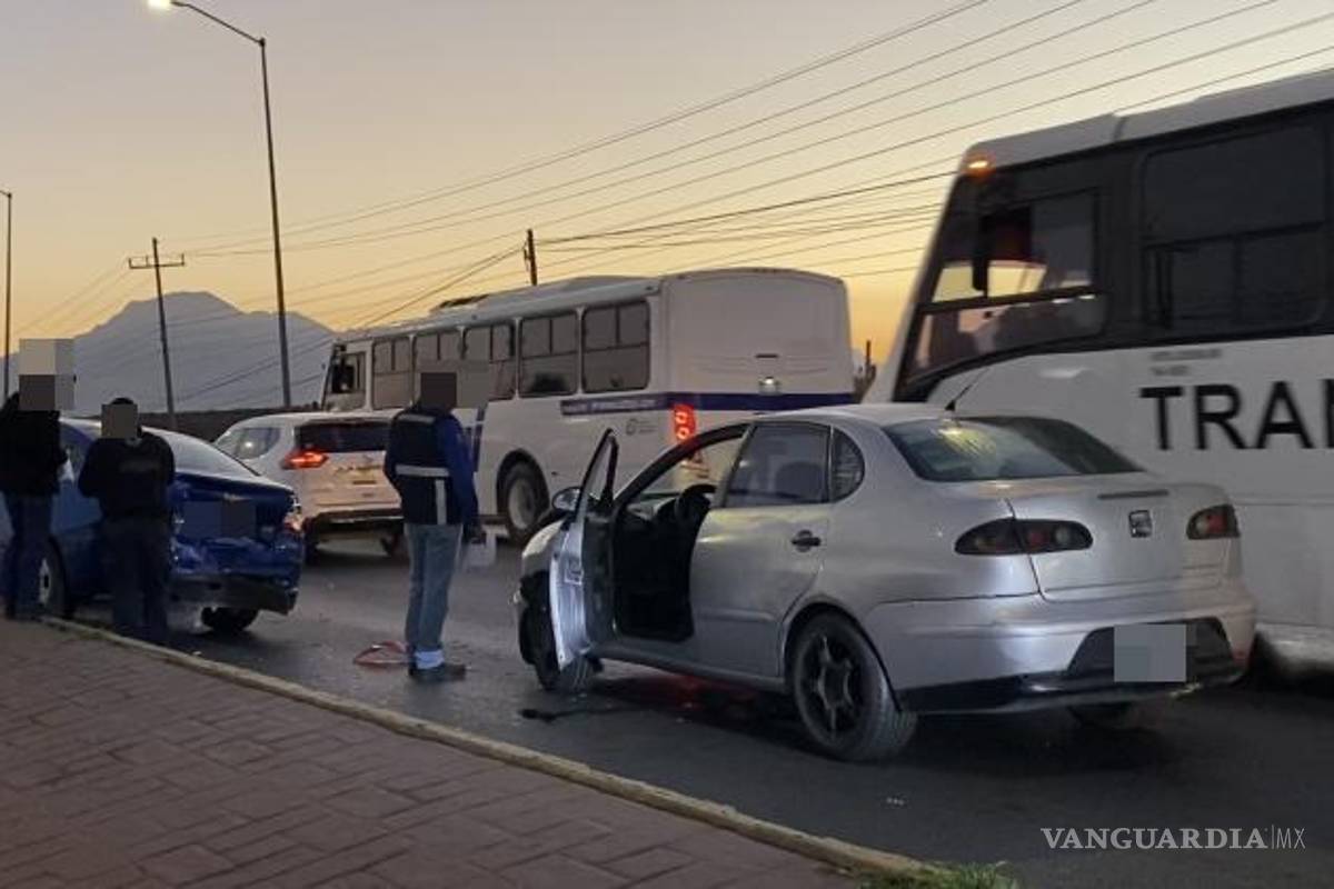 $!Choque múltiple en la Saltillo-Monterrey deja daños materiales y genera caos vial