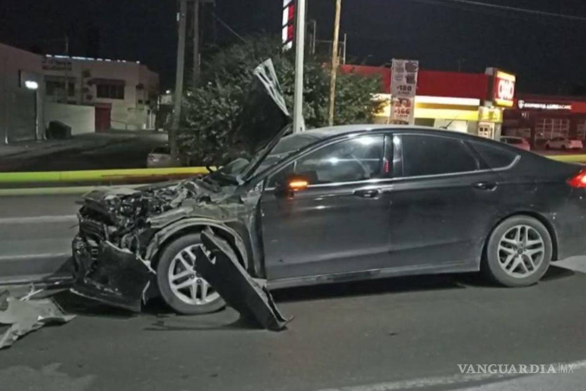 $!El choque por alcance ocurrió en la parte alta del puente del bulevar Venustiano Carranza.