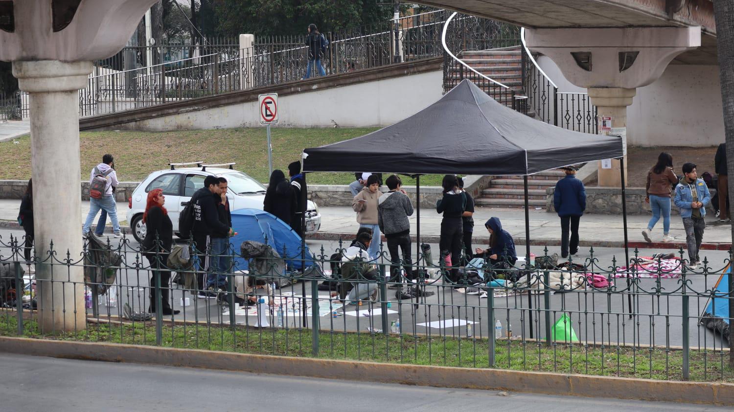 $!Los estudiantes mantienen el plantón frente al Ateneo Fuente.