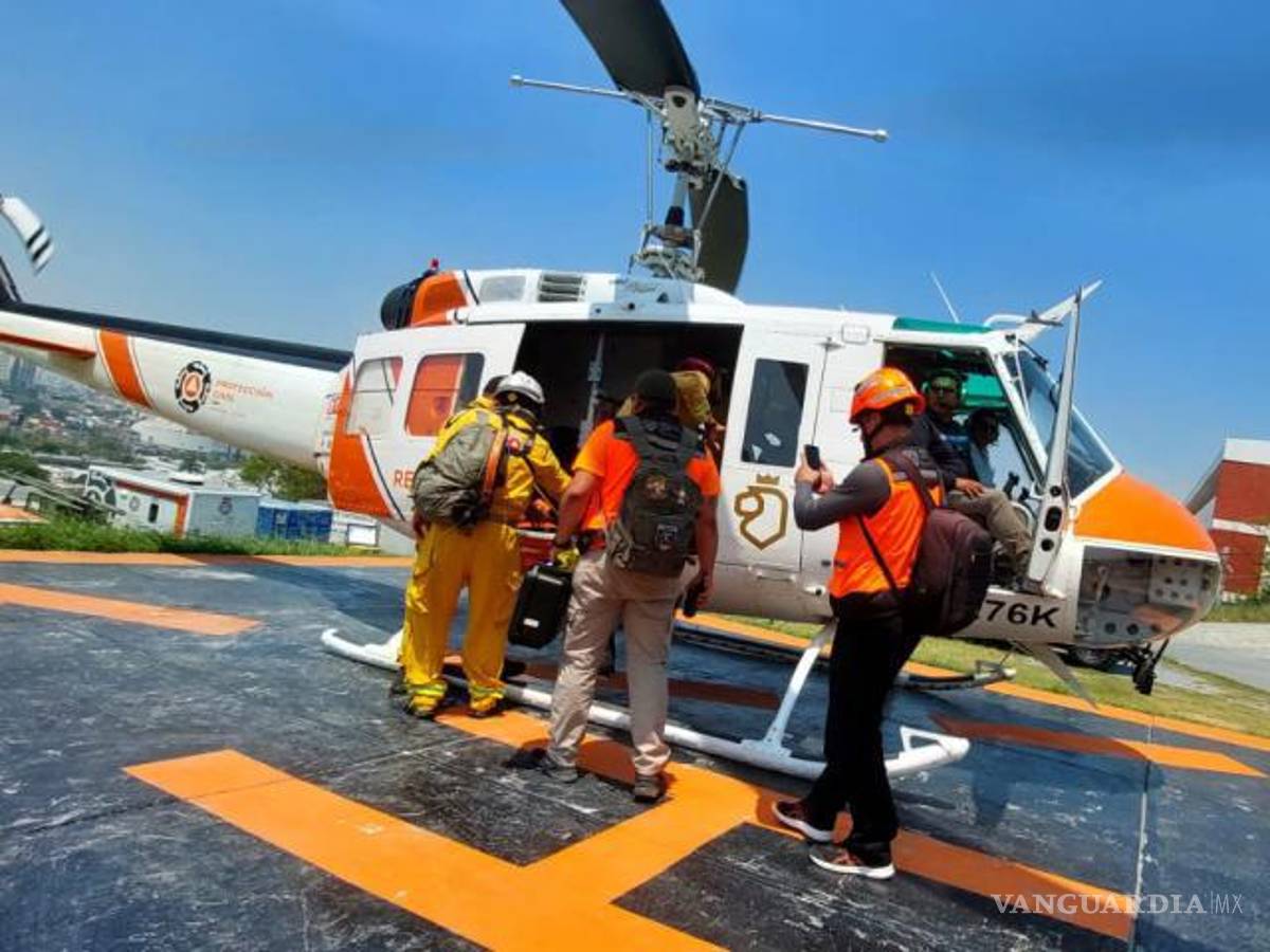 $!Elementos de Protección Civil de Nuevo León se trasladaron al vecino estado de Coahuila para apoyar en el control del incendio.