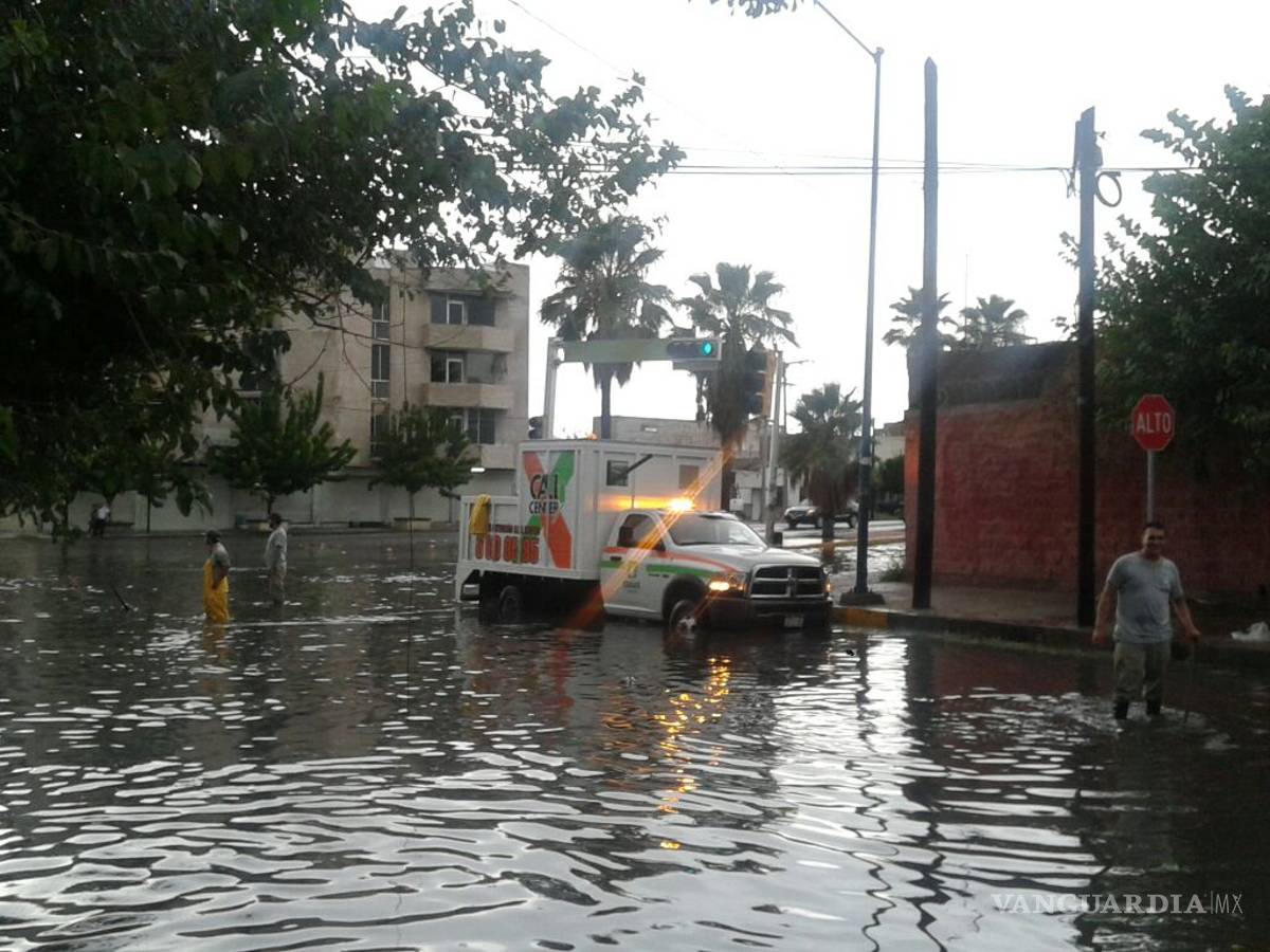 $!Lluvia moviliza a Bomberos, Protección Civil y Ejército en Torreón