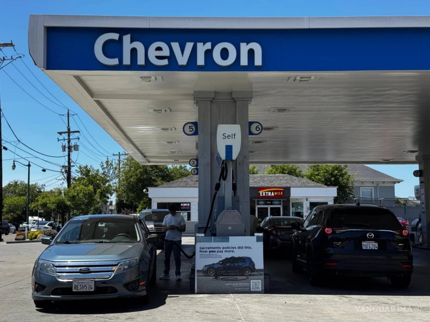 $!Un letrero en el que se culpa a las políticas del estado por el elevado costo de la gasolina, en una gasolinera Chevronen Alameda, California.