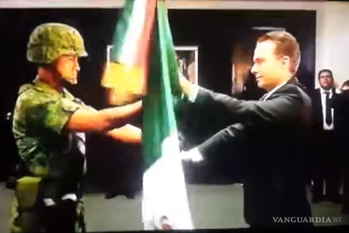 Soldado le arrebata bandera a Manuel Velasco y se vuelve viral
