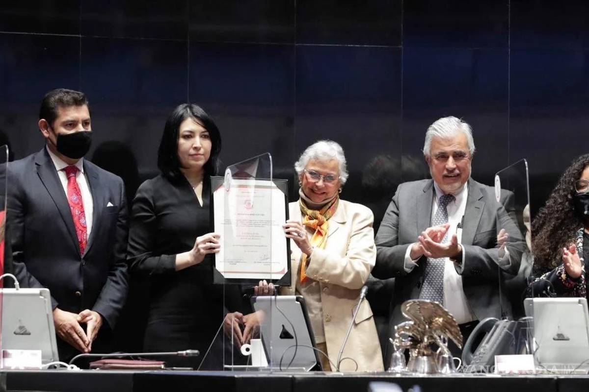 Formaliza AMLO a nueva gobernadora de Banxico