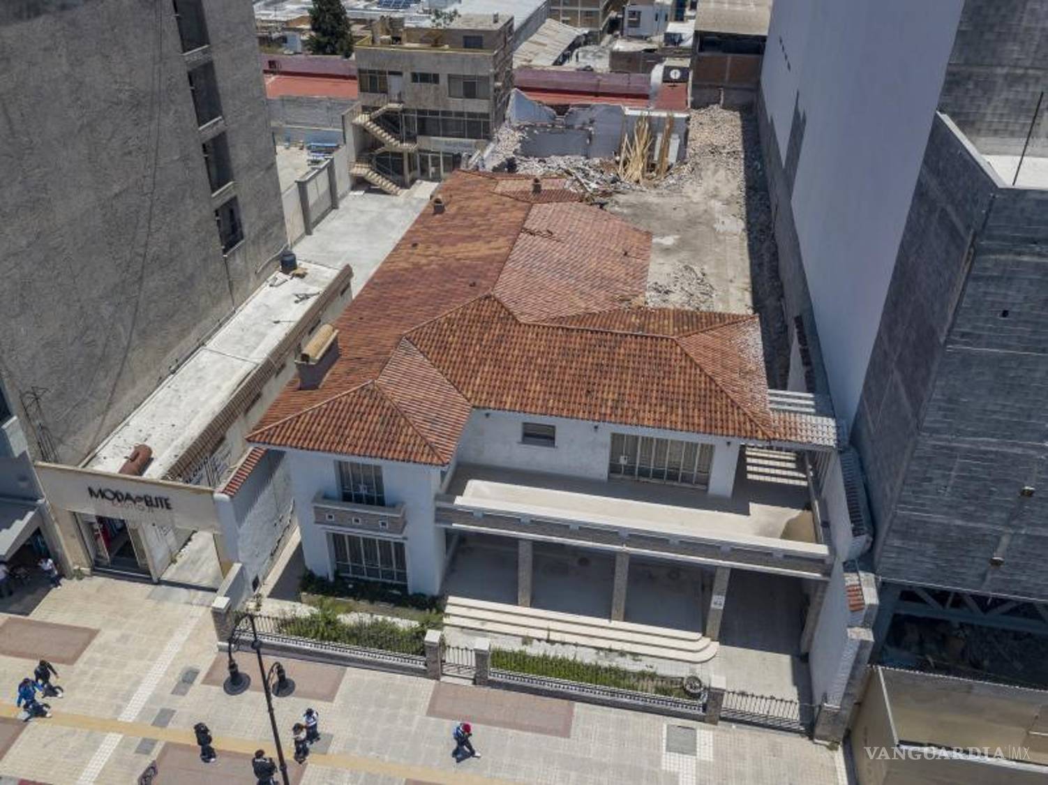 $!Según fotografías aéreas obtenidas por VANGUARDIA, al inmueble le queda prácticamente la fachada y algunas habitaciones, aunque se espera que sea derribada en su totalidad.
