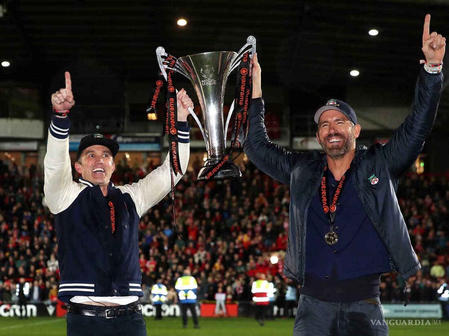 $!Reynolds y McElhenney celebran el ascenso a la League Two