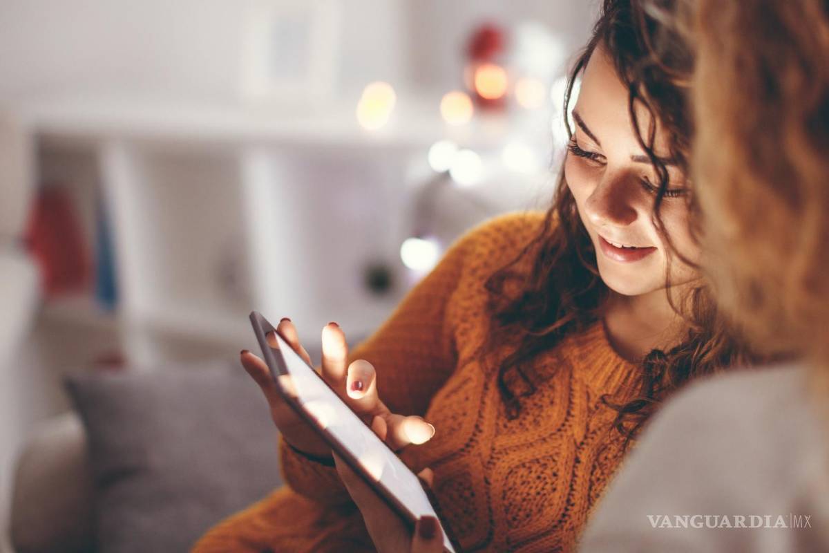 $!Madre explicando a su hija el uso seguro de un dispositivo.