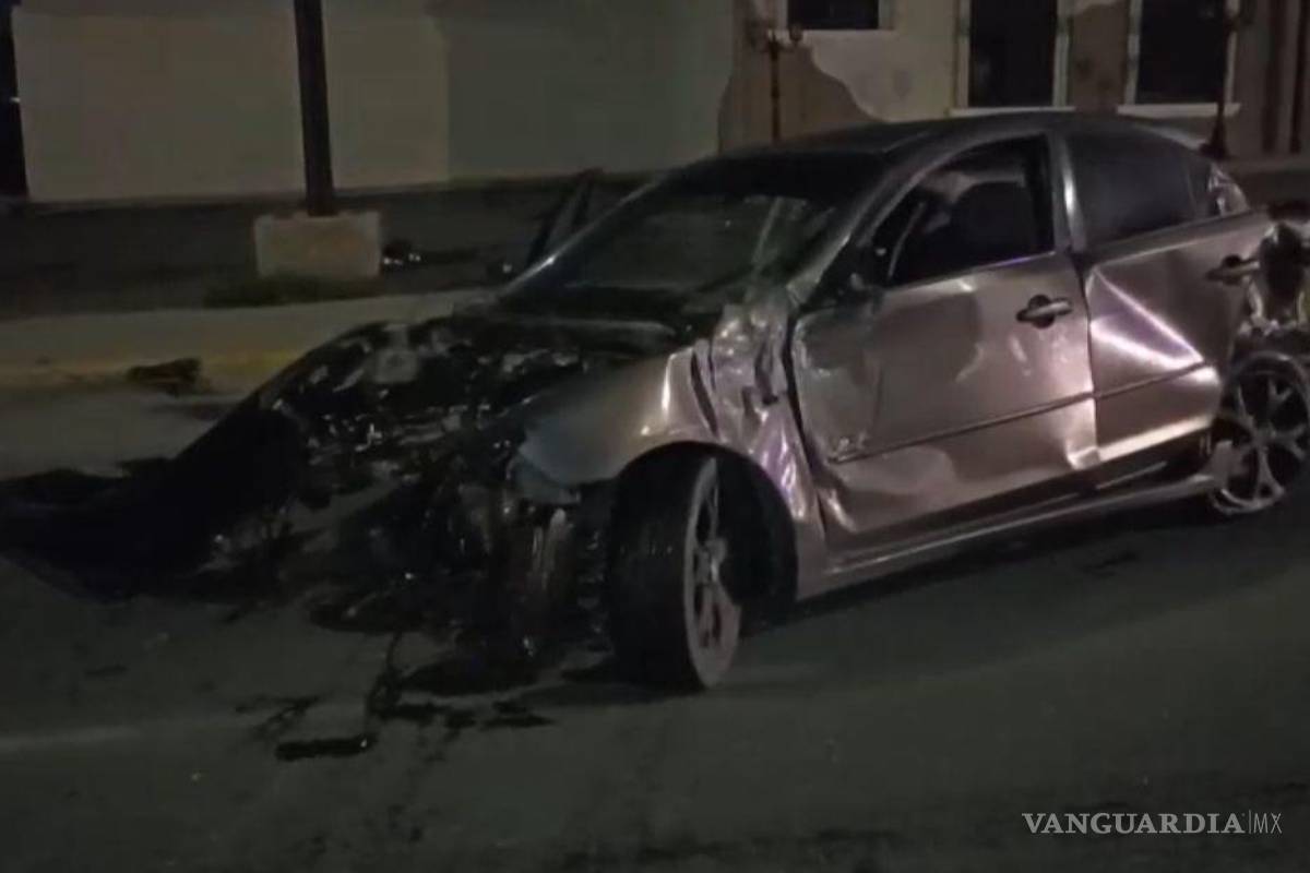 Detienen a ebrio conductor al destrozar su auto tras aparatoso accidente, al sur de Saltillo