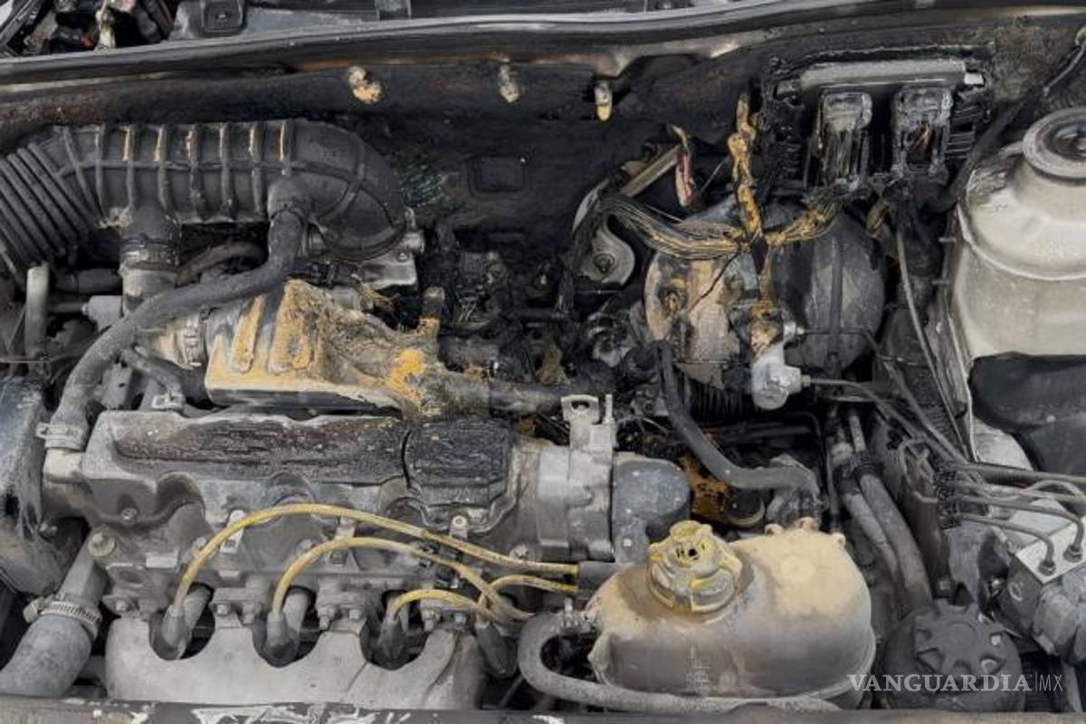 $!Elementos del Cuerpo de Bomberos realizaron labores de revisión y enfriamiento del vehículo.