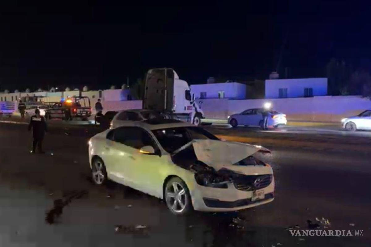 $!Oficiales de Tránsito Municipal acudieron para abanderar la zona y evitar otro percance.