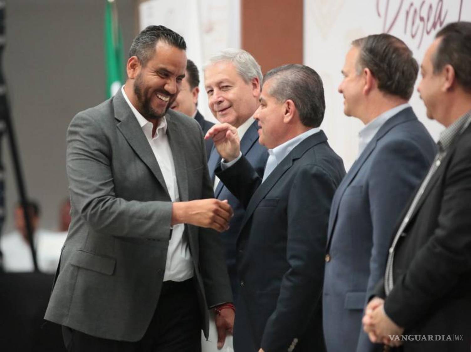 $!Christian Omar González Luna, durante la pandemia, por medio de perifoneo utilizó su auto para dar clases.