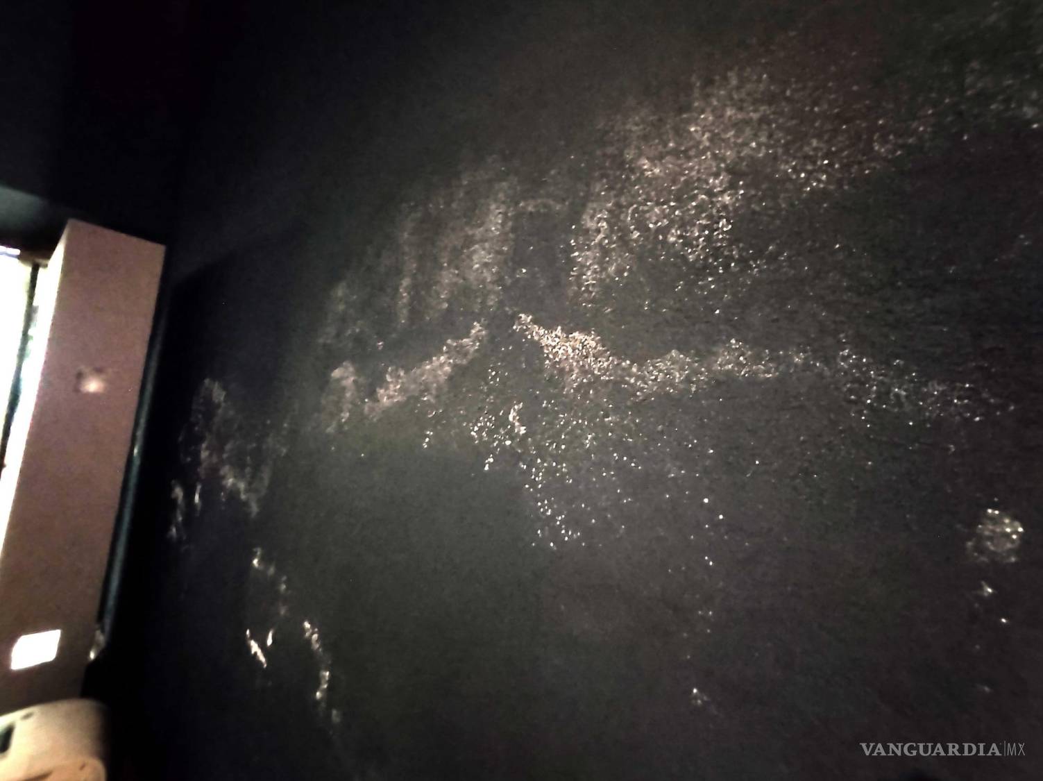 $!El salitre y las manchas por impregnación de agua son evidentes en los muros del lugar.