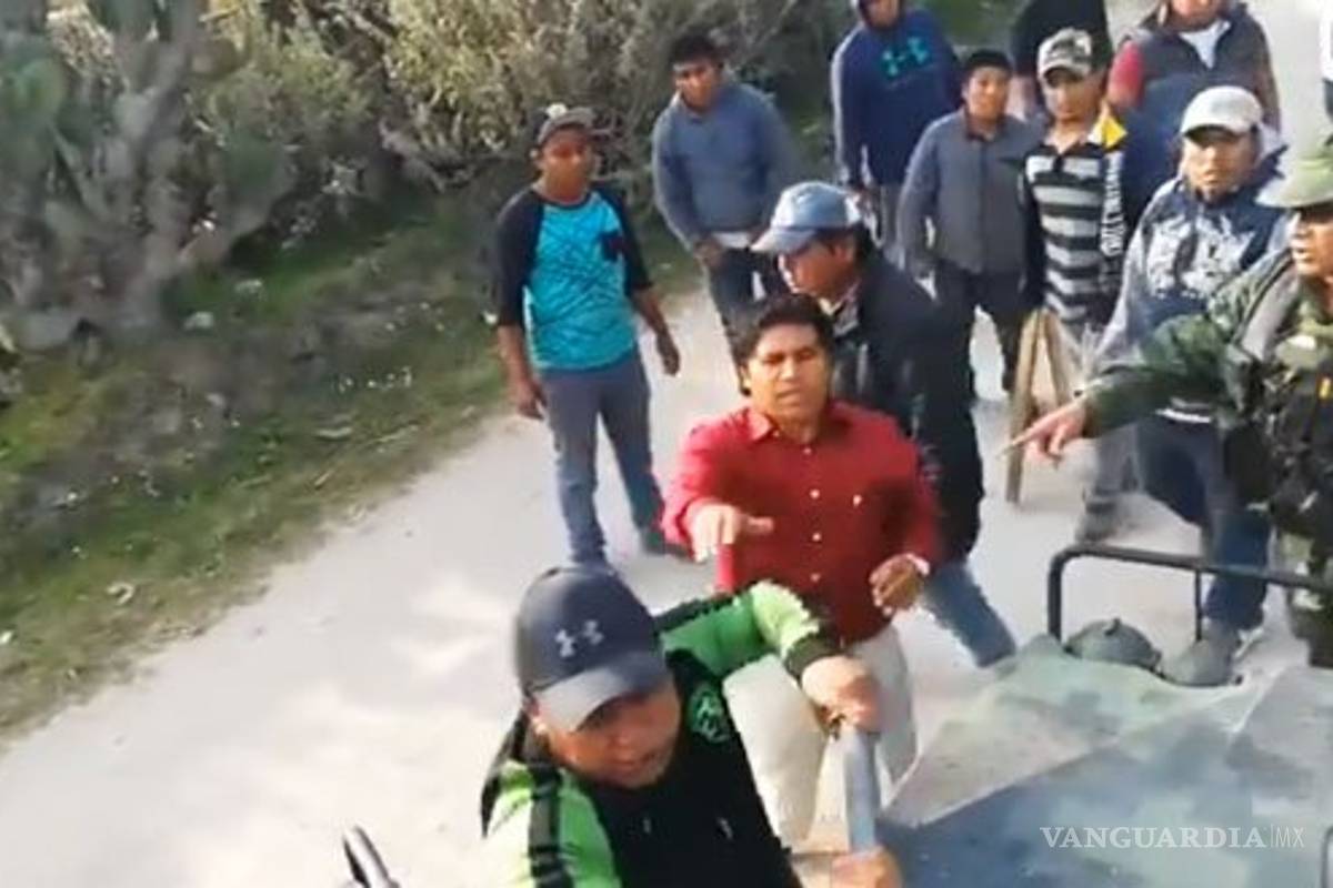 Ladrones de combustible enfrentan a convoy militar en Puebla