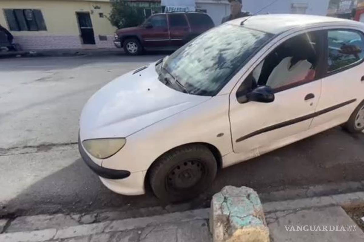 $!El Peugeot 206, conducido por Mario Alberto, resultó con daños tras impactar a la motocicleta en el cruce de José María Morelos y Pavón con Pedro Aranda.