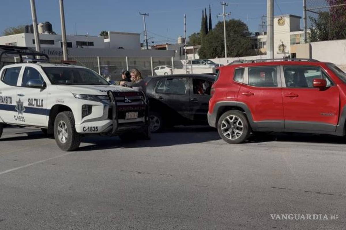 $!Agentes de Tránsito Municipal acordonaron el cruce para evitar otro accidente.