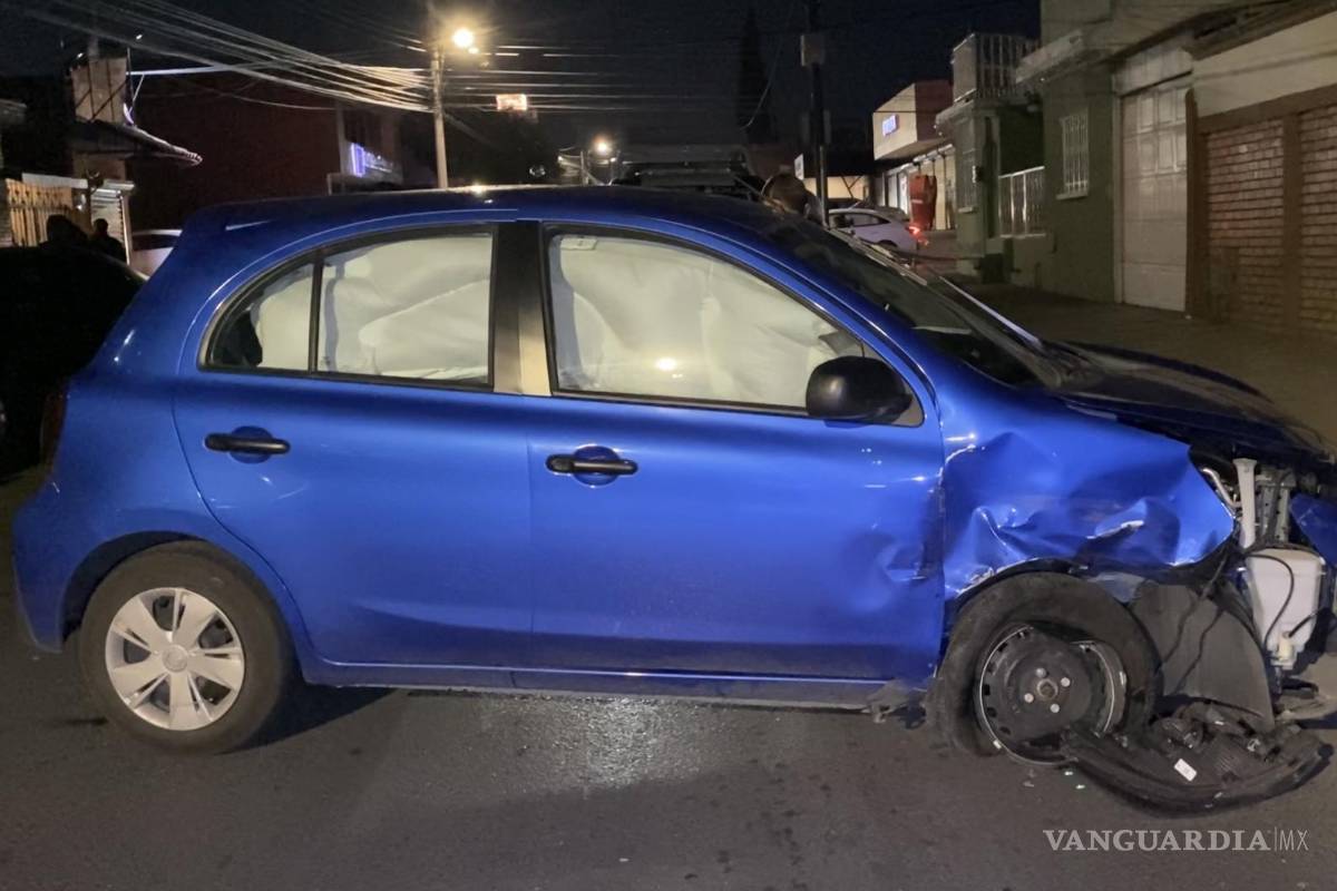 Pierde conductora el control y se impacta contra vehículos estacionados en Saltillo