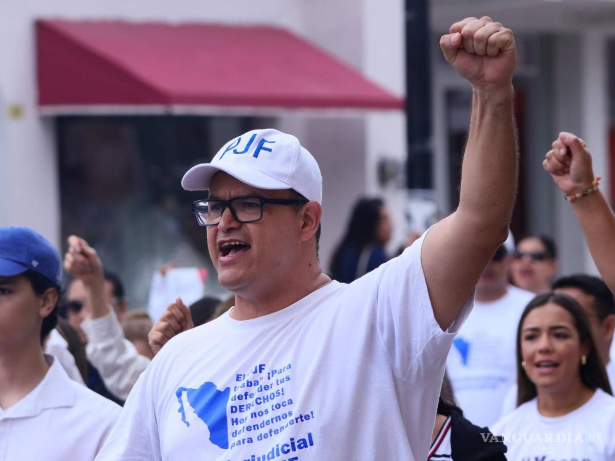$!La manifestación reunió a alrededor de 70 personas, entre trabajadores judiciales, estudiantes, abogados y ciudadanos.