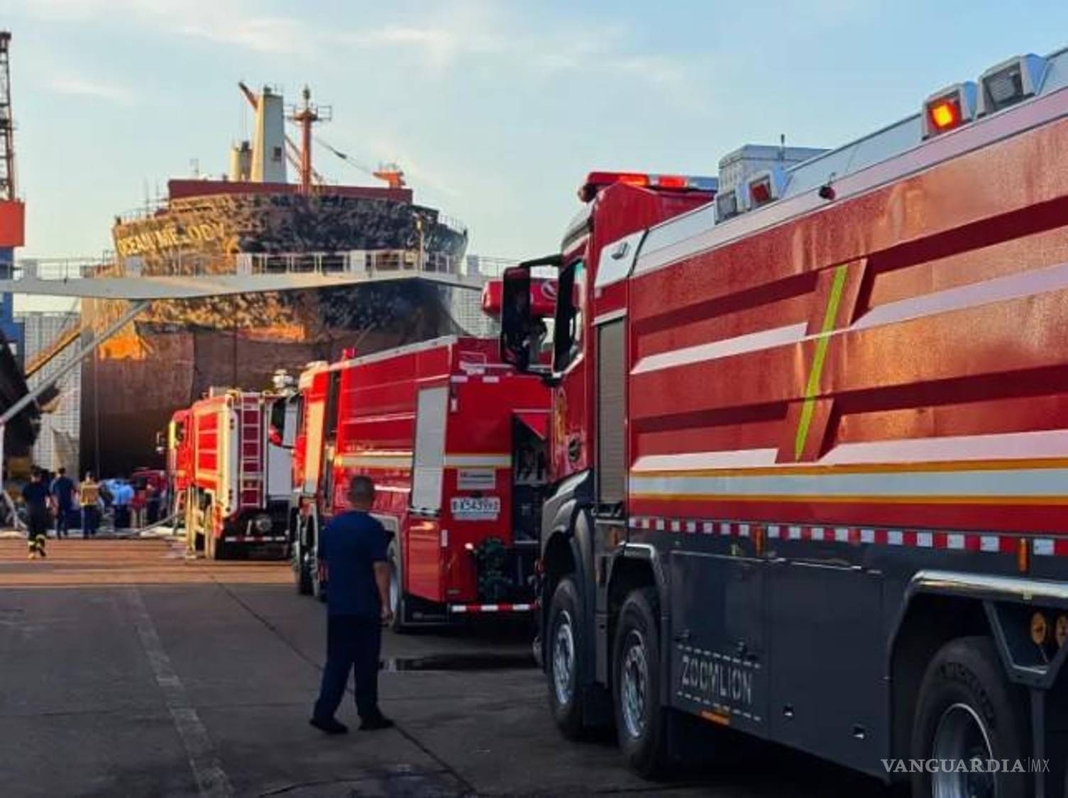 $!Bomberos y equipos de rescate se congregan cerca de un buque de carga en reparación tras incendiarse en un puerto de Qingdao, provincia de Shandong, en el este de China, el jueves 10 de septiembre de 2026.