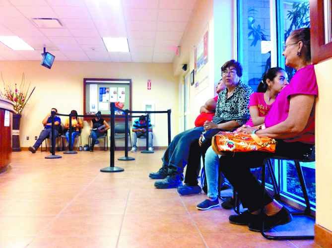 $!Coahuilenses cruzan la frontera para vender su sangre