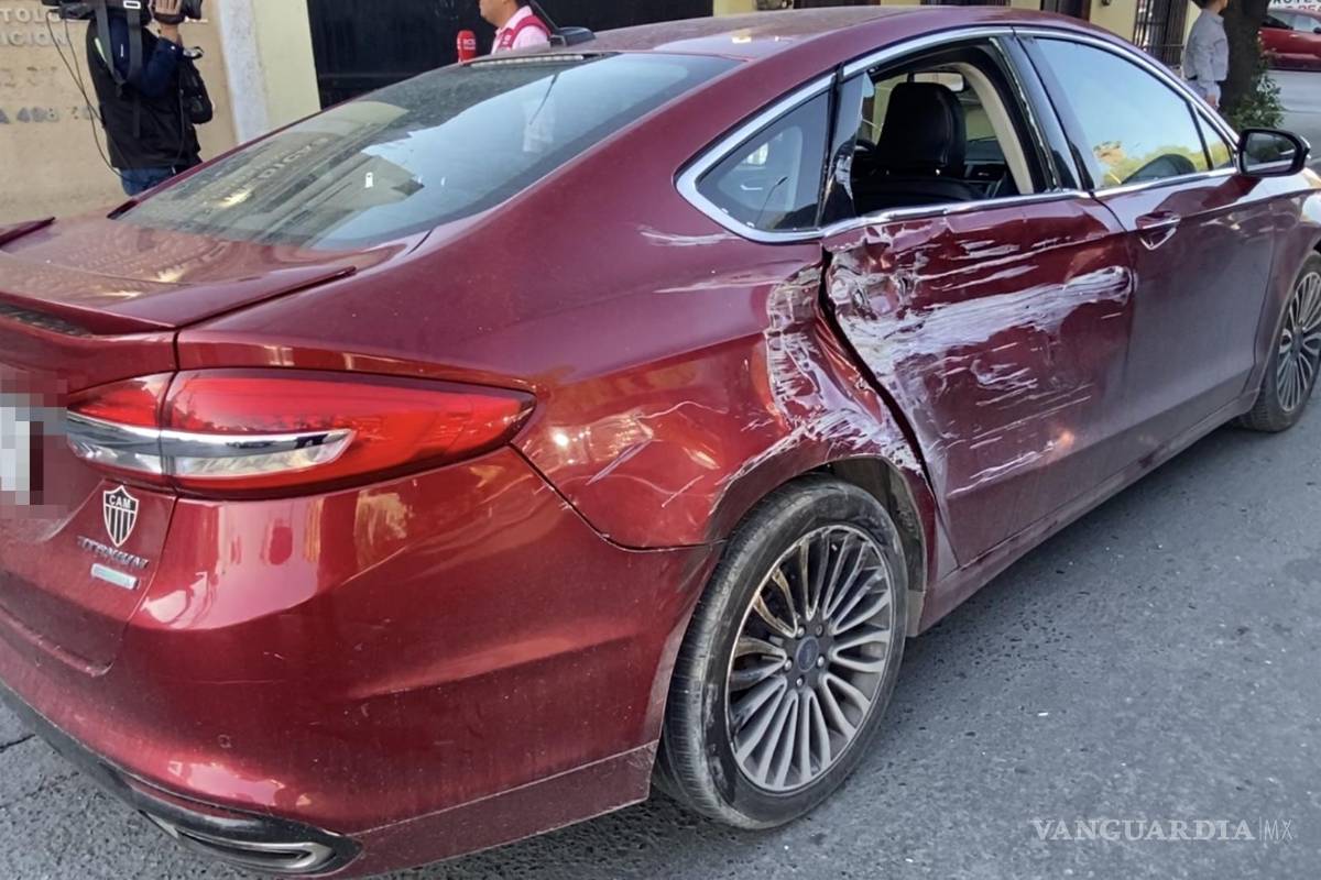 Se pasa el alto y es embestido por la ruta 7A en el centro de Saltillo